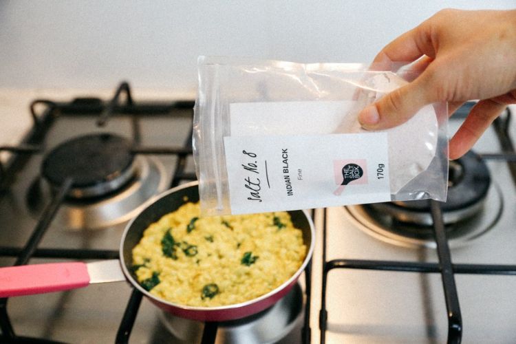 plastpåse tom svart saltpanna maträtt gas spis