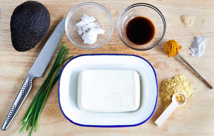 indiskt svart salt kala namak friskt köp hawaii matlagning ingredienser avokado kniv kryddor sojasås