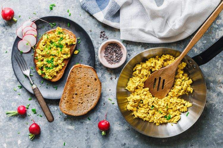 kokt ägg smak rädisor bröd svart salt serveras frukost salt krydda