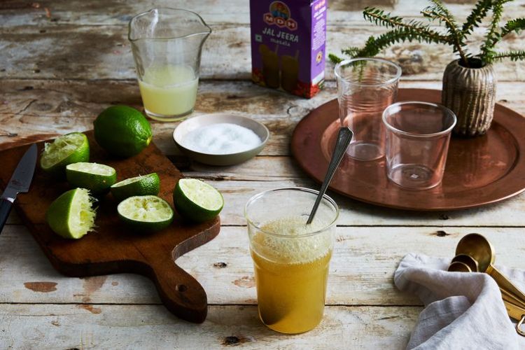 indiskt svart salt kala namak friskt köp hawaii träbräda lime läsk kryddor sommar