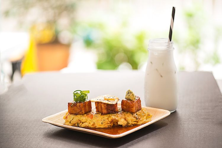 exotisk maträtt sprinklad svart salt yoghurt drink serveras