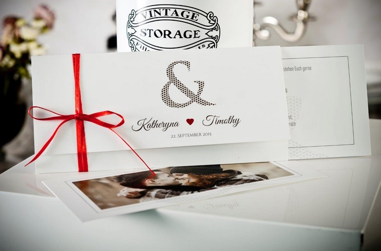 inbjudningskort-bröllop-individuell-design-röd-band-vit