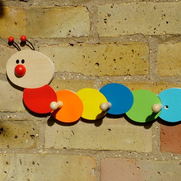 individuell-barn-garderob-tillverkad av trä-larv-färgglad-rolig-vägg-röd-orange