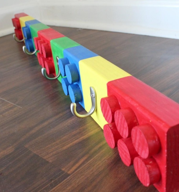 individuell-barn-garderob-gjord i trä-lego-diy-färgglad-rolig-vägg