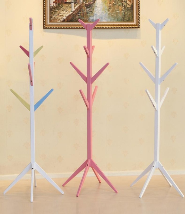 individuell-barn-garderob-gjord-av-trä-stativ-hängande-vit-rosa