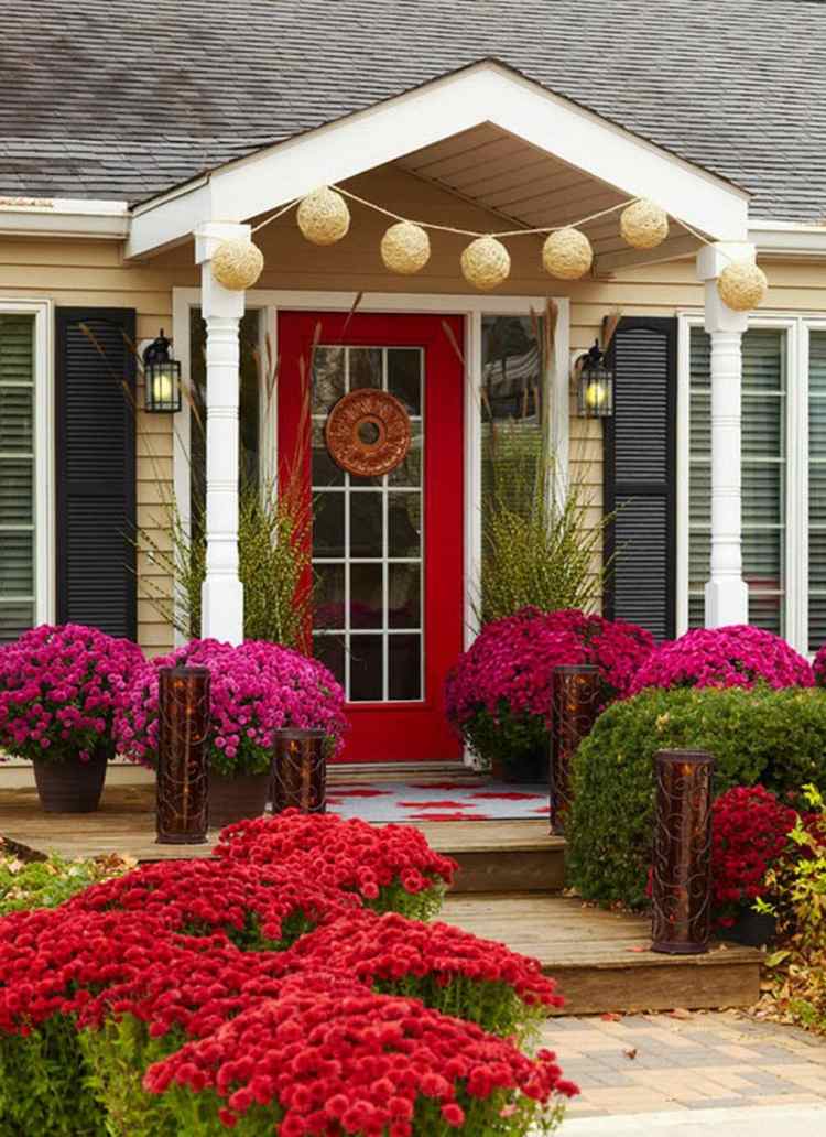 framträdgård-design-landskapsarkitektur-blommor-blommande-färg-röd-lila-ytterdörr-vacker