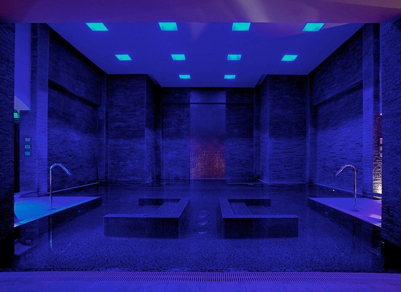 Inomhuspool-LED-blå-belysning-mosaikplattor-vattenfunktioner