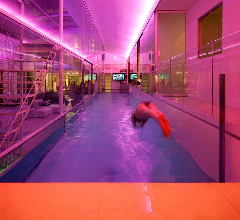 Inomhus-pool-belysning-rosa-röd-prefabricerade hus-metall-glas