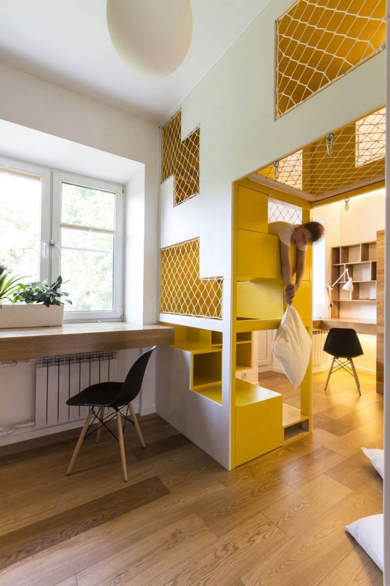 inomhus-lekplats-hem-barnrum-trägolv-gul-vit-skrivbord-funktionella-möbler-lekrum
