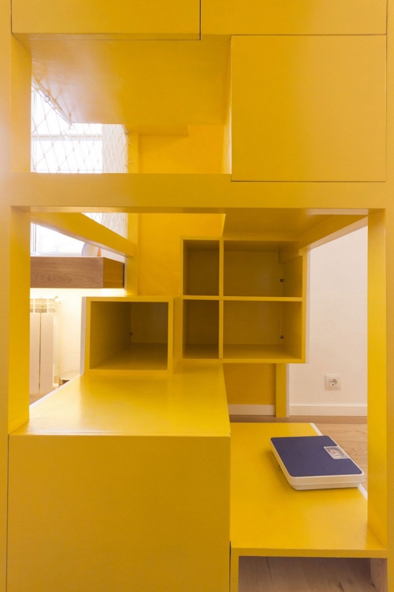 inomhus-lekplats-hemma-barnrum-lekrum-gul-vita-ämnen-konstruktion-lek