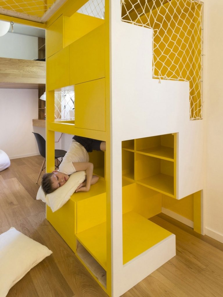 inomhus-lekplats-hem-barnrum-lekrum-klättring-vit-gul-konstruktion