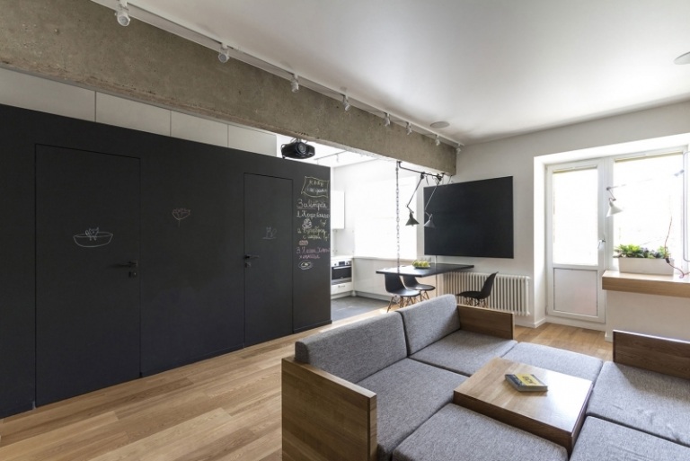 inomhus-lekplats-hem-vardagsrum-inbyggd garderob-svart-tavla-färg-modul-soffa