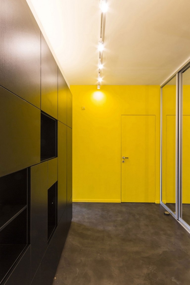 inomhus-lekplats-hem-barnrum-hall-gul-svart-ljus-inbyggt skåp