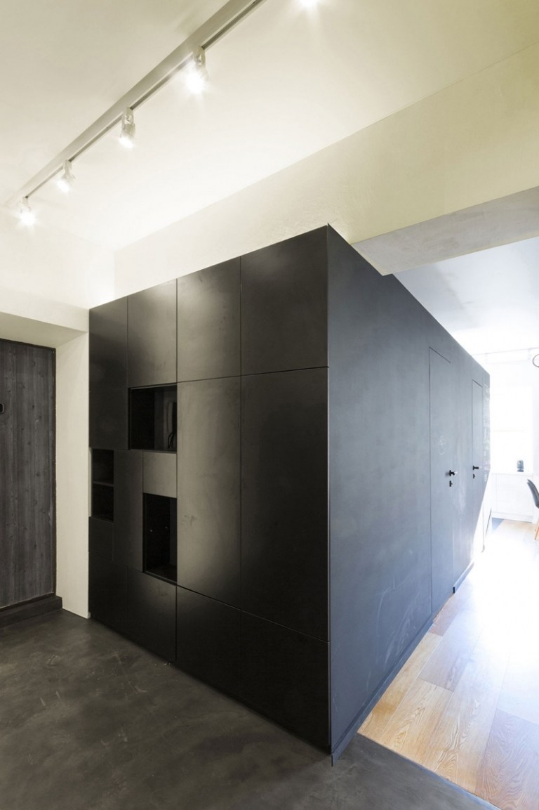 inomhus-lekplats-hemma-vardagsrum-inbyggt skåp-svart-tavla-målarum-avdelare-funktionell