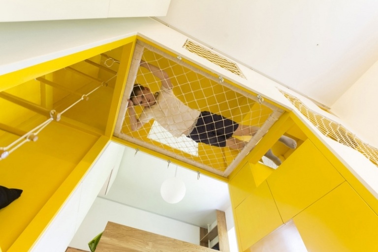 Inomhus lekplats -at-hem-barnrum-lekrum-klättringssystem-gul-vita-fläktsteg