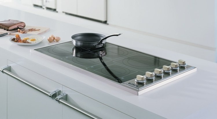 induktions-ceran-vitt-kök-minimalistisk-energibesparande-effektiv-induktionshäll