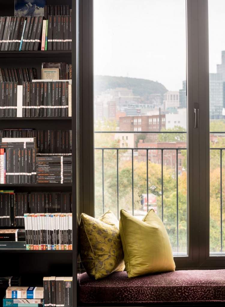 Industrial Chic -luxury-loft-lägenhet-inredning-design-fönsterbrädan-biblioteksvägg