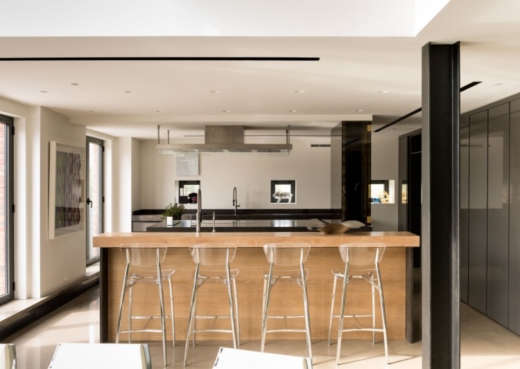 industri-chic-lyx-loft-lägenhet-öppet-kök-kök-counter-pall-trasparent