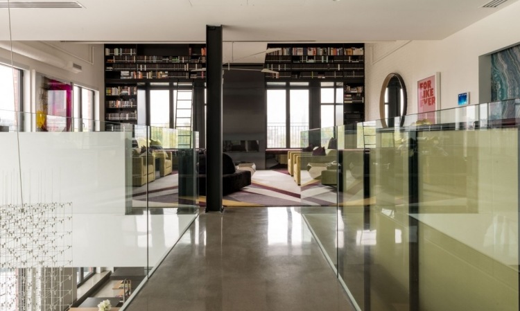 industri-chic-lyx-loft-lägenhet-reflekterande-yta-glas-högblank