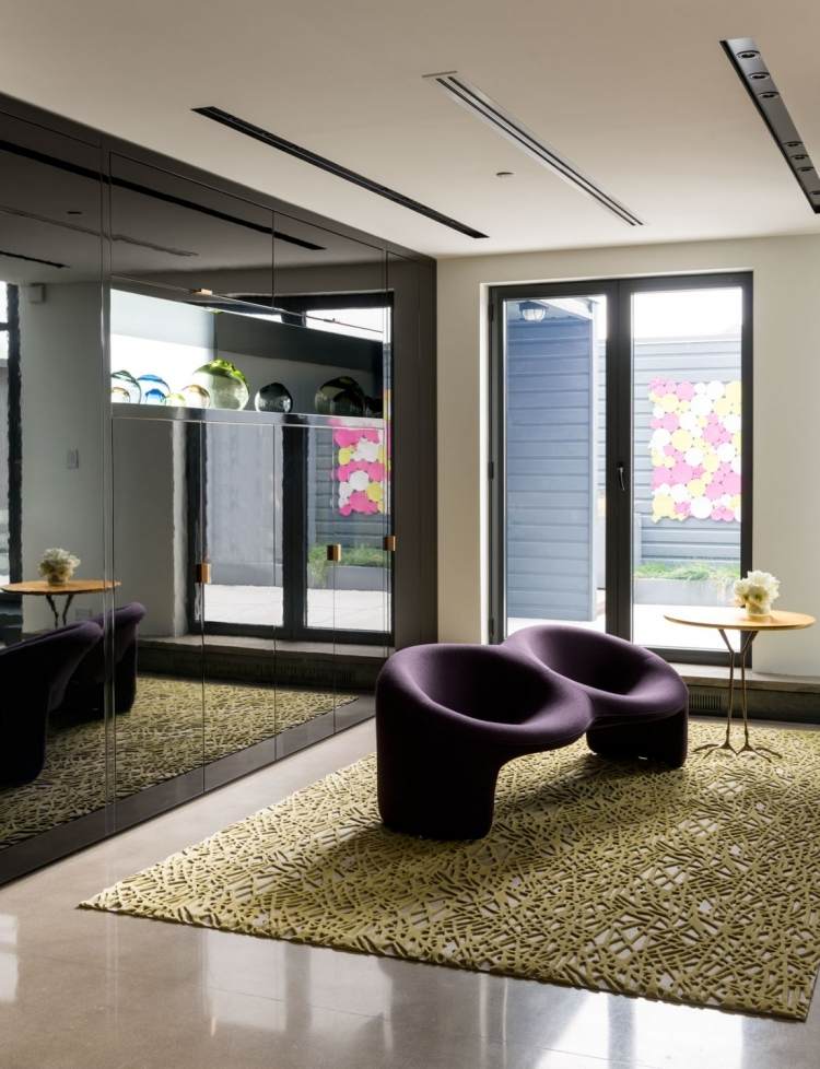 industri-chic-lyx-loft-lägenhet-vardagsrum-fåtölj-modern-design-aubergine