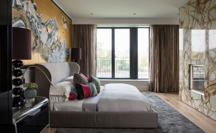 industri-chic-lyx-loft-lägenhet-sovrum-grå-elegant-japansk-konst-vägg-design