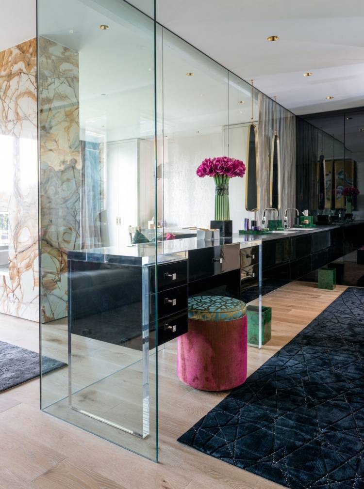 industri-chic-lyx-loft-badrum-glas-vägg-transparent-handfat-svart-högglansigt