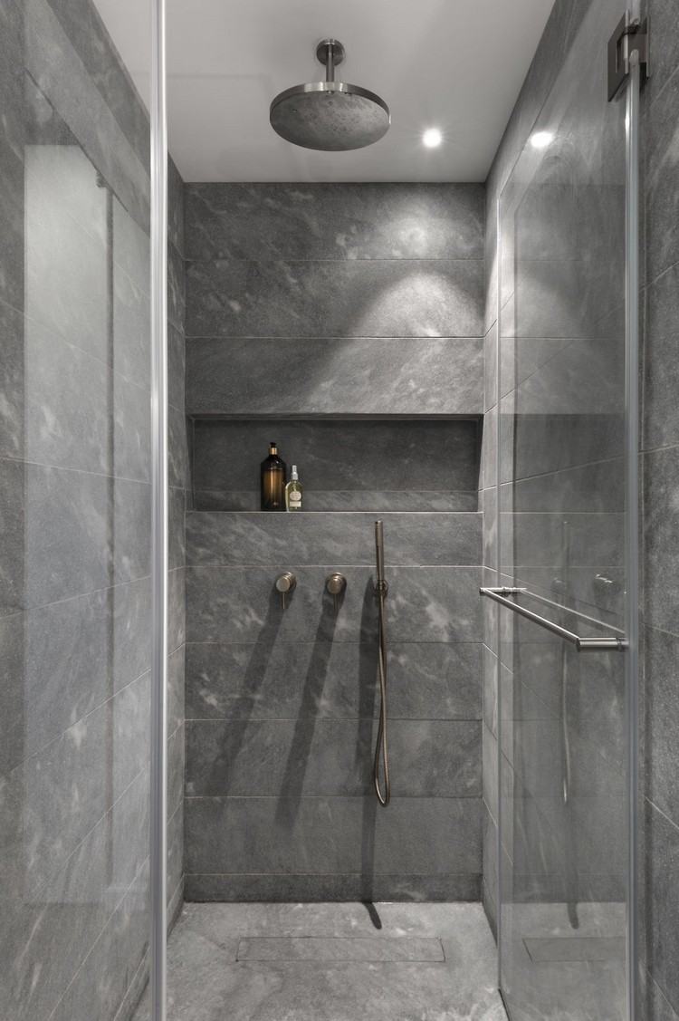 industriell chic stil badrum kakel grå glas vägg dusch
