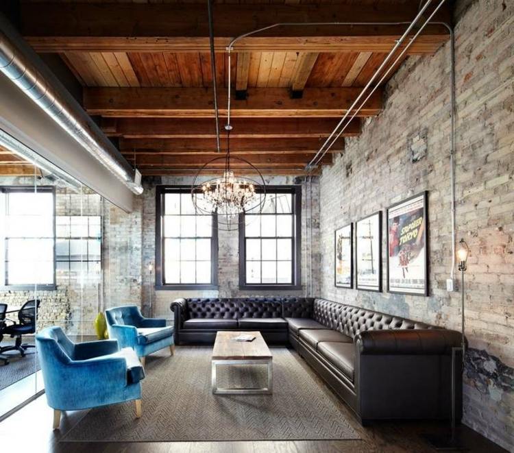 vardagsrum industriell design läder soffa träbjälkar tak vägg tegel