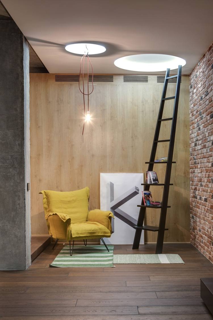 Industriell design möbler-stolar-gul-stege-hylla-indirekt-belysning-tegelvägg