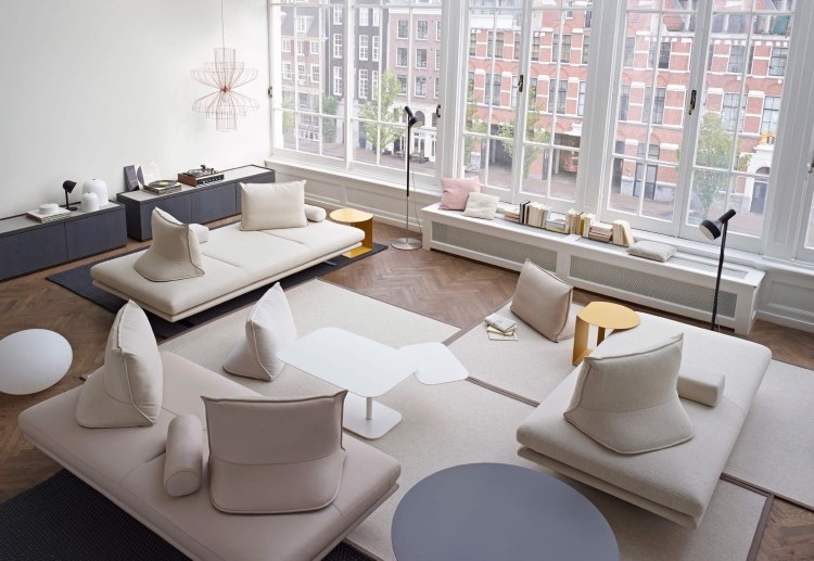 Industriell design möbler -monokrom-ljusgrå-galler fönster-city lägenhet-view