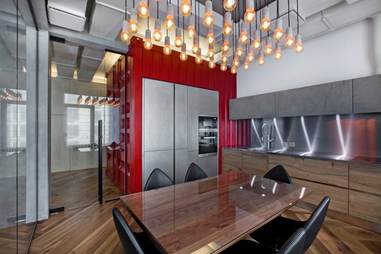 industriell design-möbler-moderna-lampor-lampor-rött-trä-högglans-grå-gips-rostfritt stål