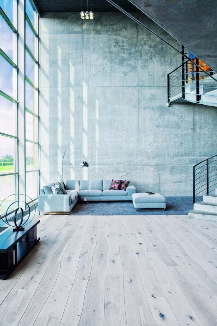 industriell design-möbler-betong-vägg-hall-golv-gitter-fönster-hörn-soffa-grå-trappor