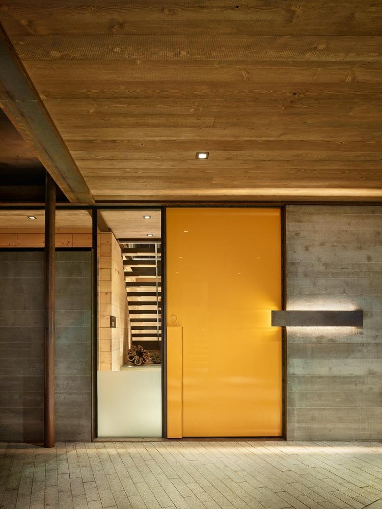 industriell stil-möbler-entré-dörr-färg-accent-gul-betong-fasad-takläggning