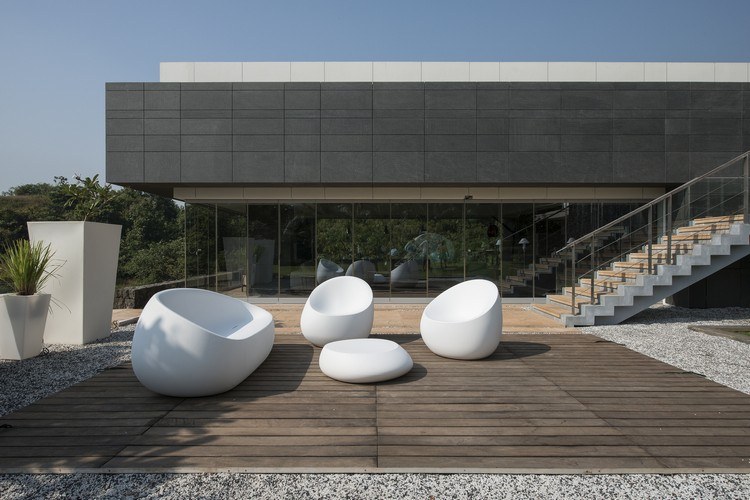 terrass trädäck vita utemöbler moderna