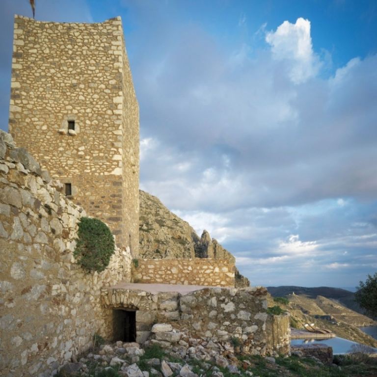 oändlighet-pool-havsutsikt-natursten-torn-medeltida-fästning-restaurerad