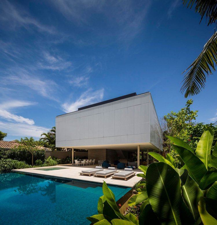 Infinity pool -moderna-villa-Brasilien-exotiska-palm-trädgård
