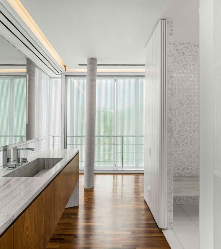 badrum-modern-design-parkett-golv-grå-travertin-mosaik