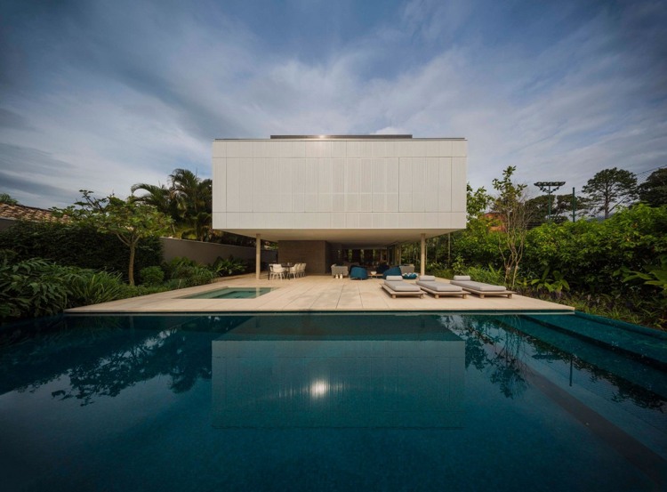Infinity pool exotisk-modern-villa-brazil-trädgård-palmer