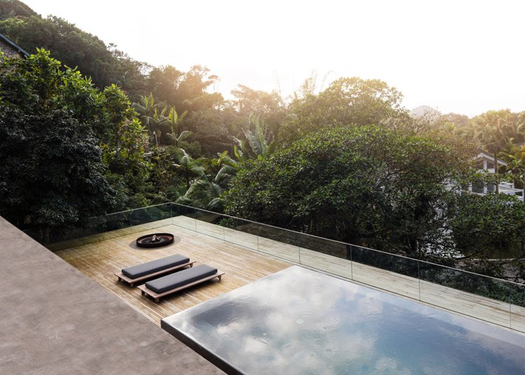 Pool på terrassen-hus-djungel-brazil-takterrass