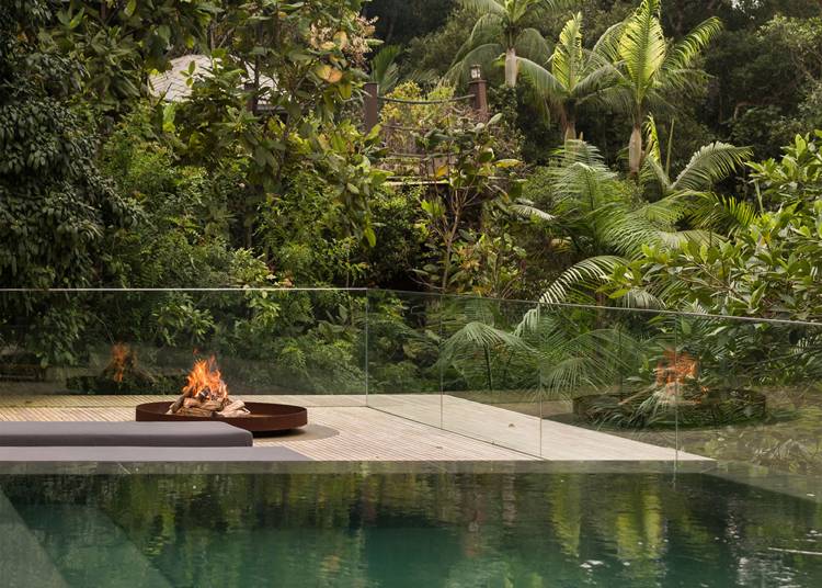 infinty-pool-terrass-hus-djungel-brasilien-glas räcke-eldstad