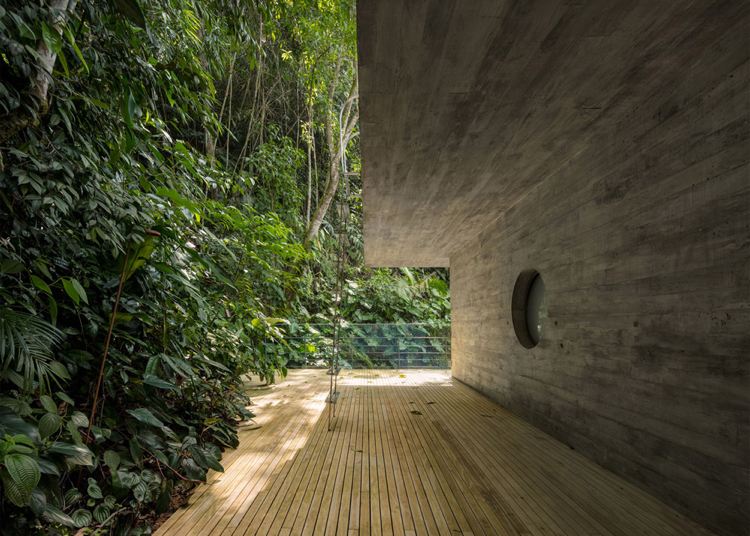 infinty-pool-terrass-hus-djungel-brasilien-naturbetong