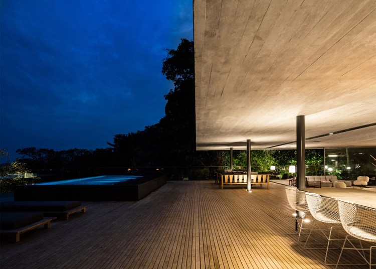 infinty-pool-terrass-hus-djungel-brasilien-betong-golvbrädor