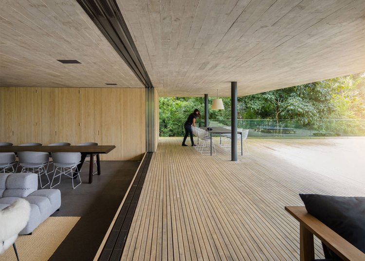 infinty-pool-terrass-hus-djungel-brazil-terrass-dörrar-öppna