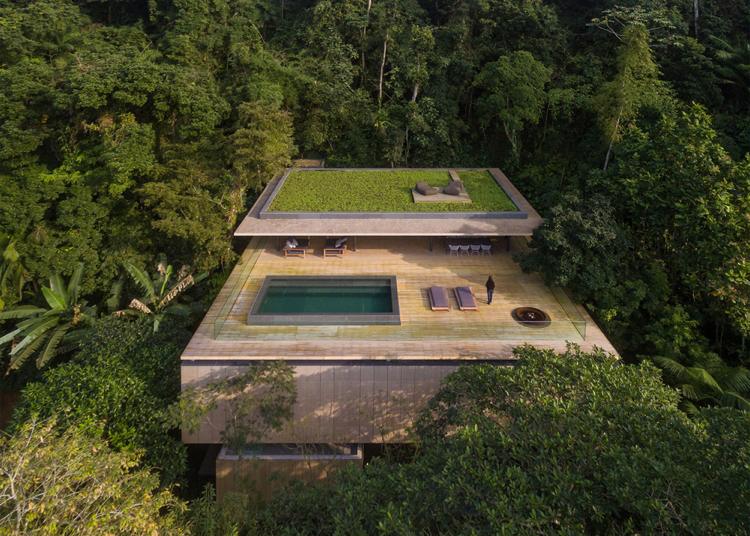Pool på terrassen -infinty-house-djungel-brazil-grönt tak-djungel