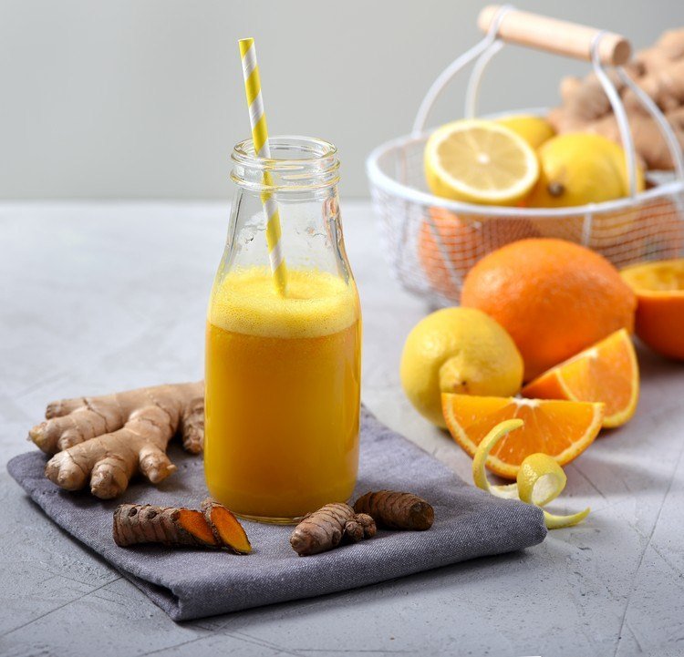 Förbereda ingefära gurkmeja citrusfrukter dryck hälsosamt