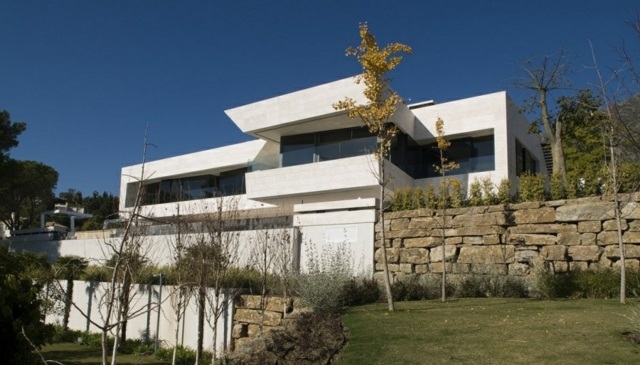 Vita-raka linjer-sten-hus-träd-spanska-design