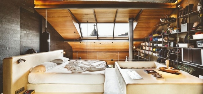 Karaköy-Loft-övre våningen-design-takfönster-vit-sovande uppsatt stoppad säng