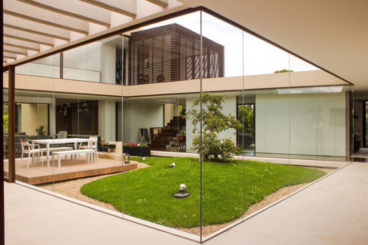 glaspartition-interiör-trädgård-lyx-hus-highlight-zen-modern-utomhus
