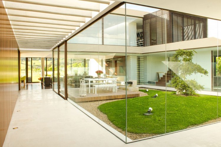 Glaspartition-inre trädgård-lyx-hus-markera-grönska-belysning-exklusivt