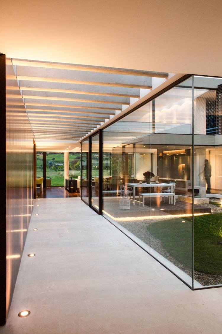 glaspartition-interiör-trädgård-lyx-hus-indirekt-belysning-fläckar-moderna #